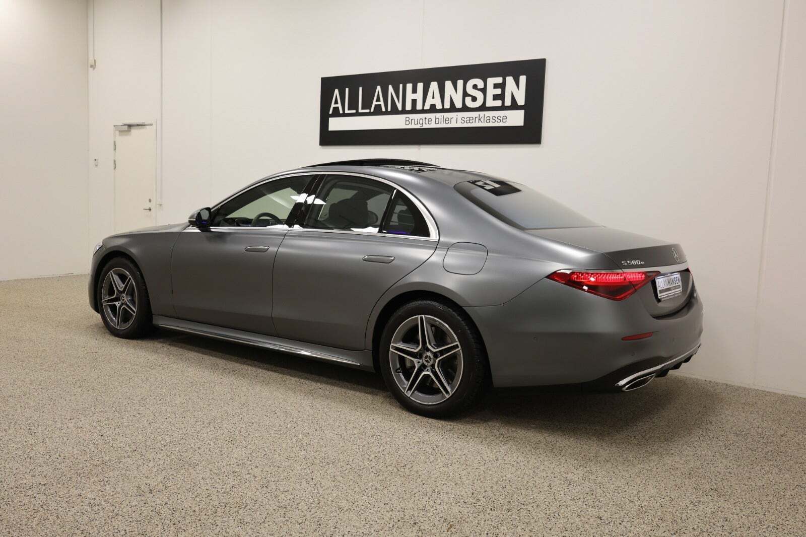 Grå Mercedes S580 e fra 2023