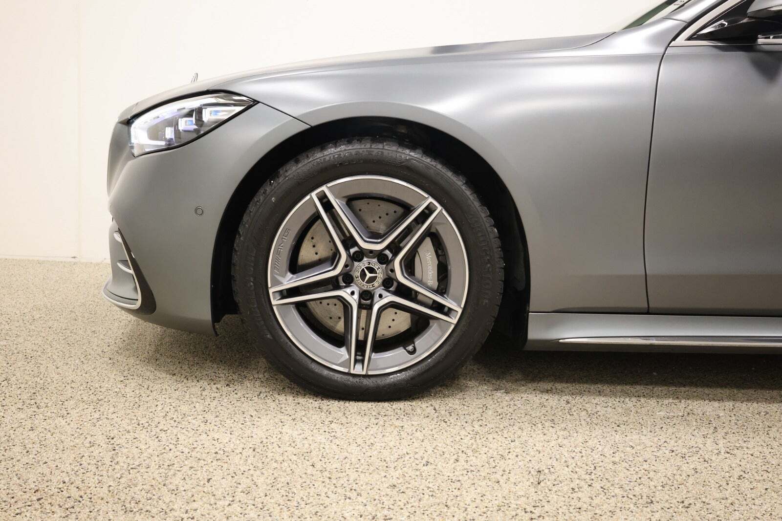 Grå Mercedes S580 e fra 2023 set udefra
