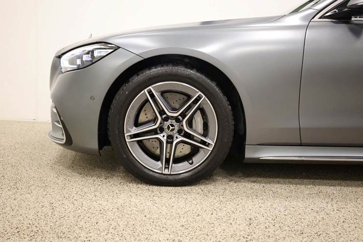 Grå Mercedes S580 e fra 2023 set udefra