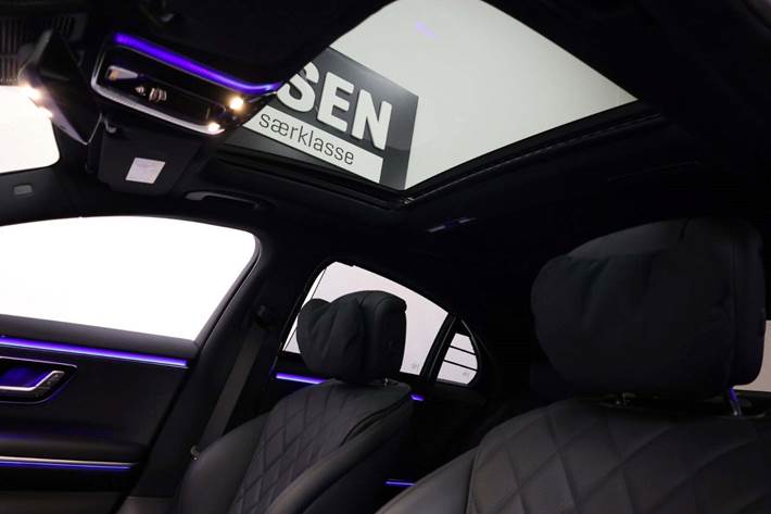 Grå Mercedes S580 e fra 2023 set indefra