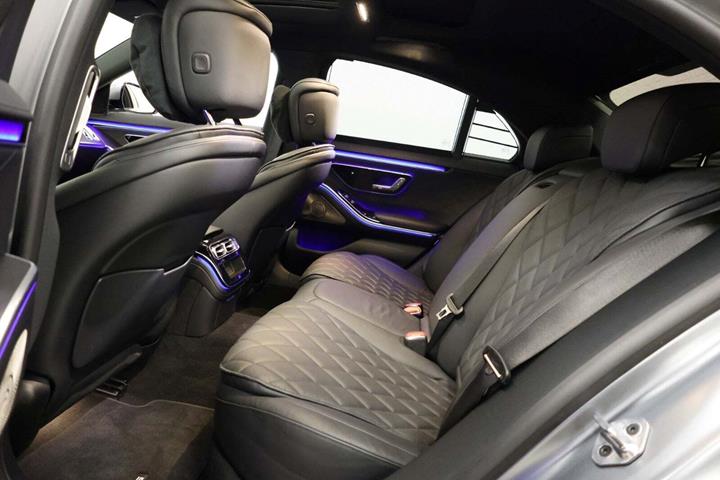 Grå Mercedes S580 e fra 2023