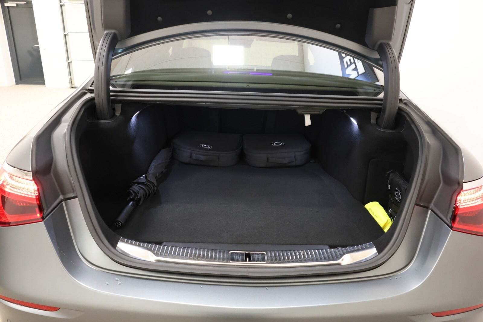 Grå Mercedes S580 e fra 2023