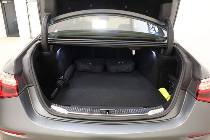 Grå Mercedes S580 e fra 2023