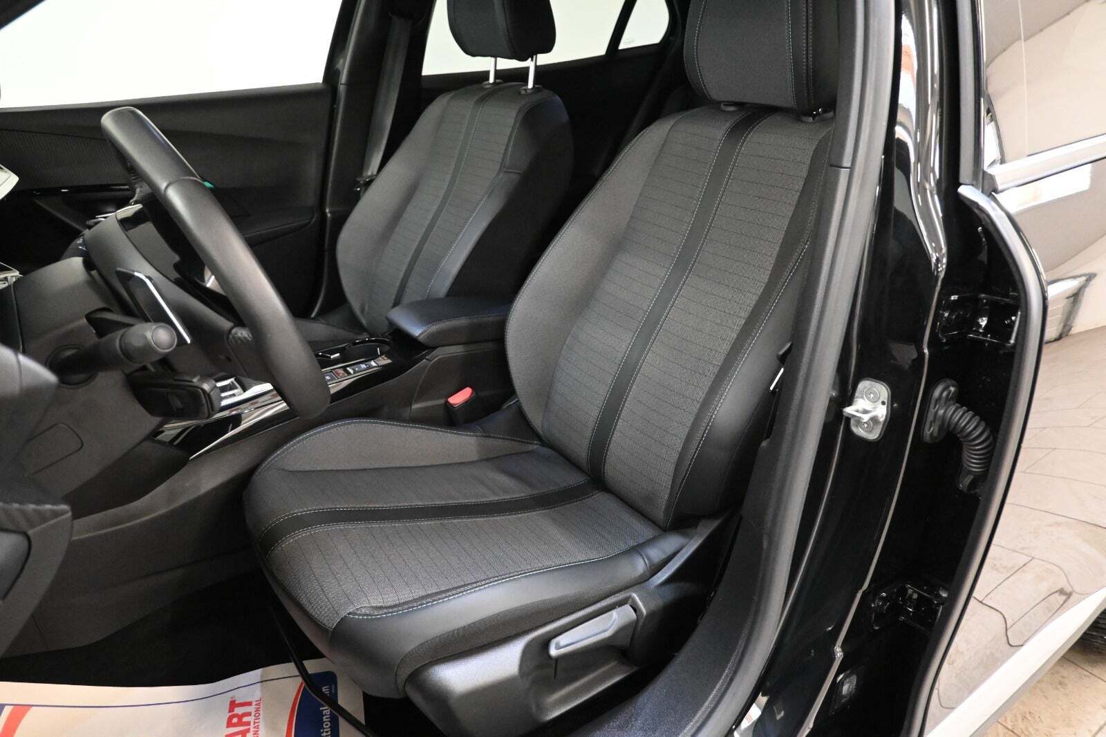 Sort Peugeot 2008 fra 2023