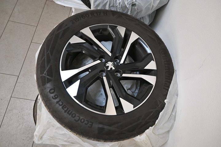 Sort Peugeot 2008 fra 2023