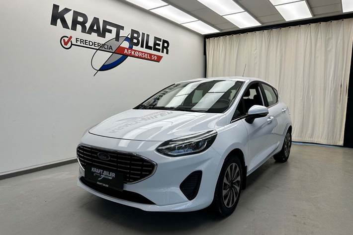 Hvid Ford Fiesta fra 2022 set udefra