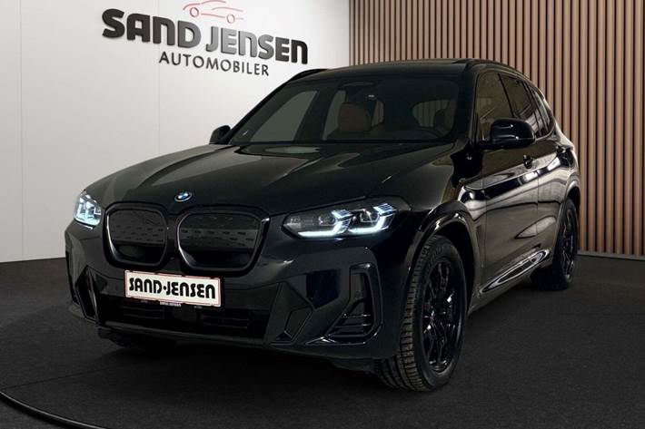 Sort BMW iX3 fra 2024 set udefra
