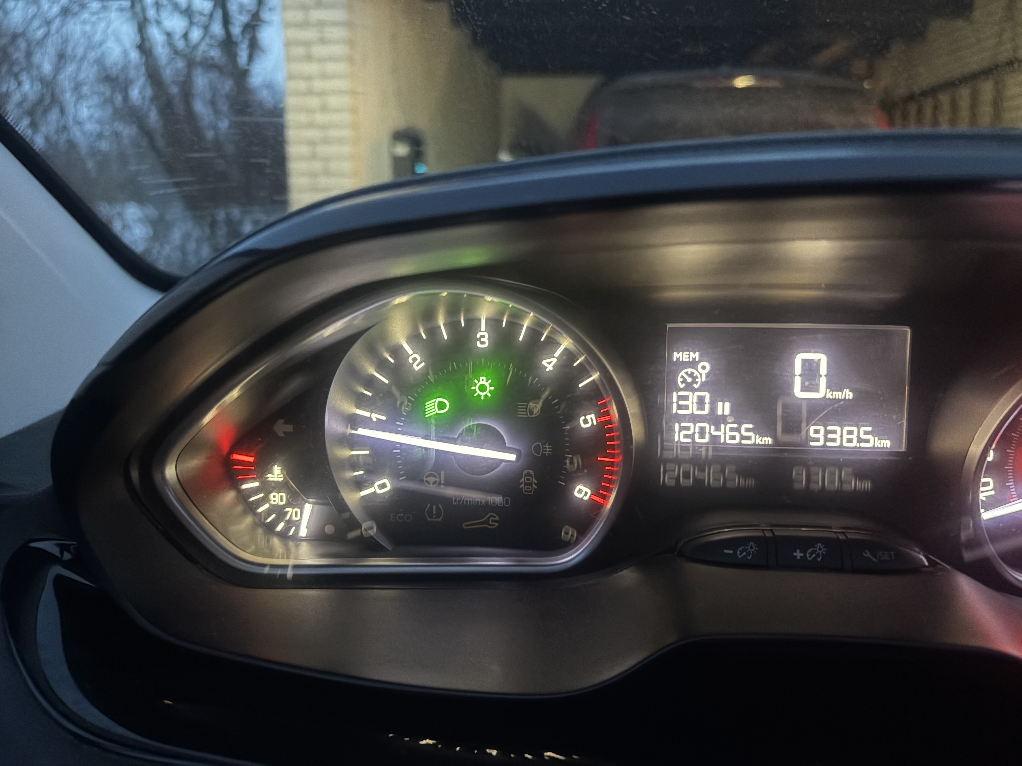 Grå Peugeot 208 fra 2017