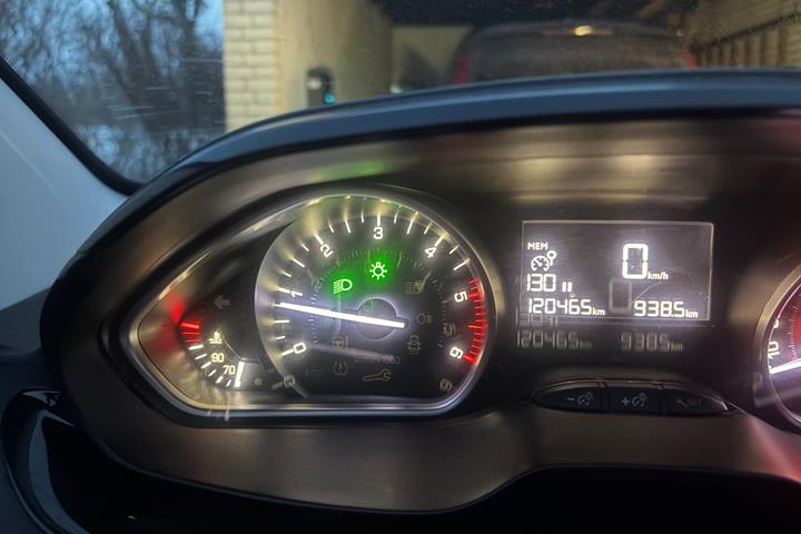 Grå Peugeot 208 fra 2017