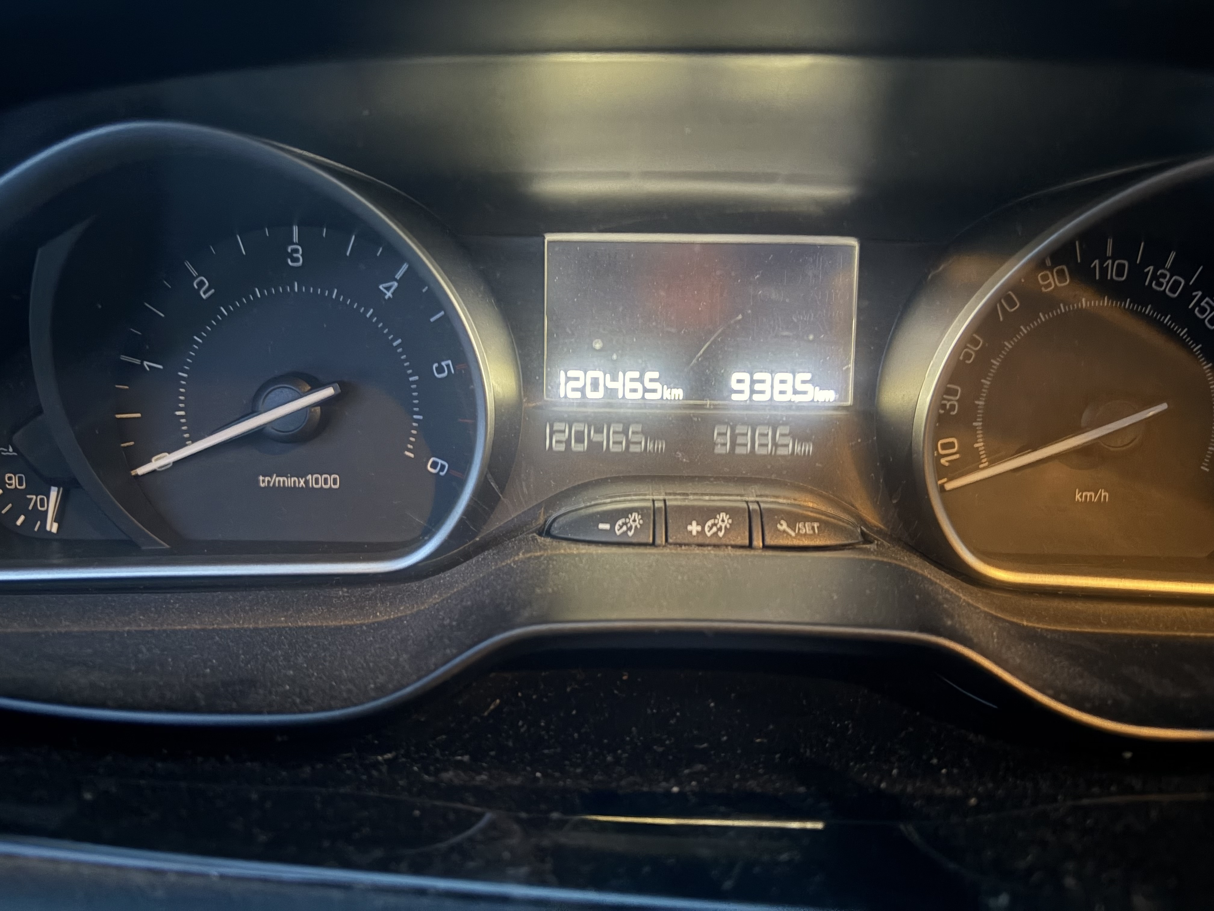 Grå Peugeot 208 fra 2017