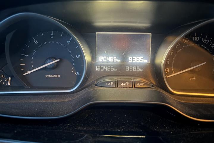 Grå Peugeot 208 fra 2017