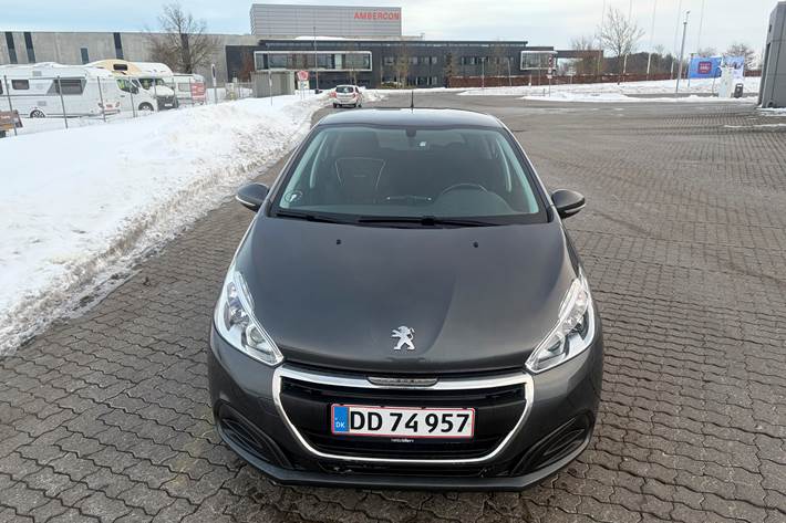 Grå Peugeot 208 fra 2017