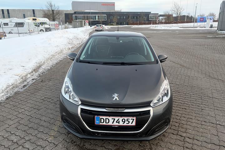 Grå Peugeot 208 fra 2017