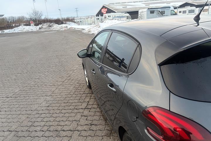 Grå Peugeot 208 fra 2017