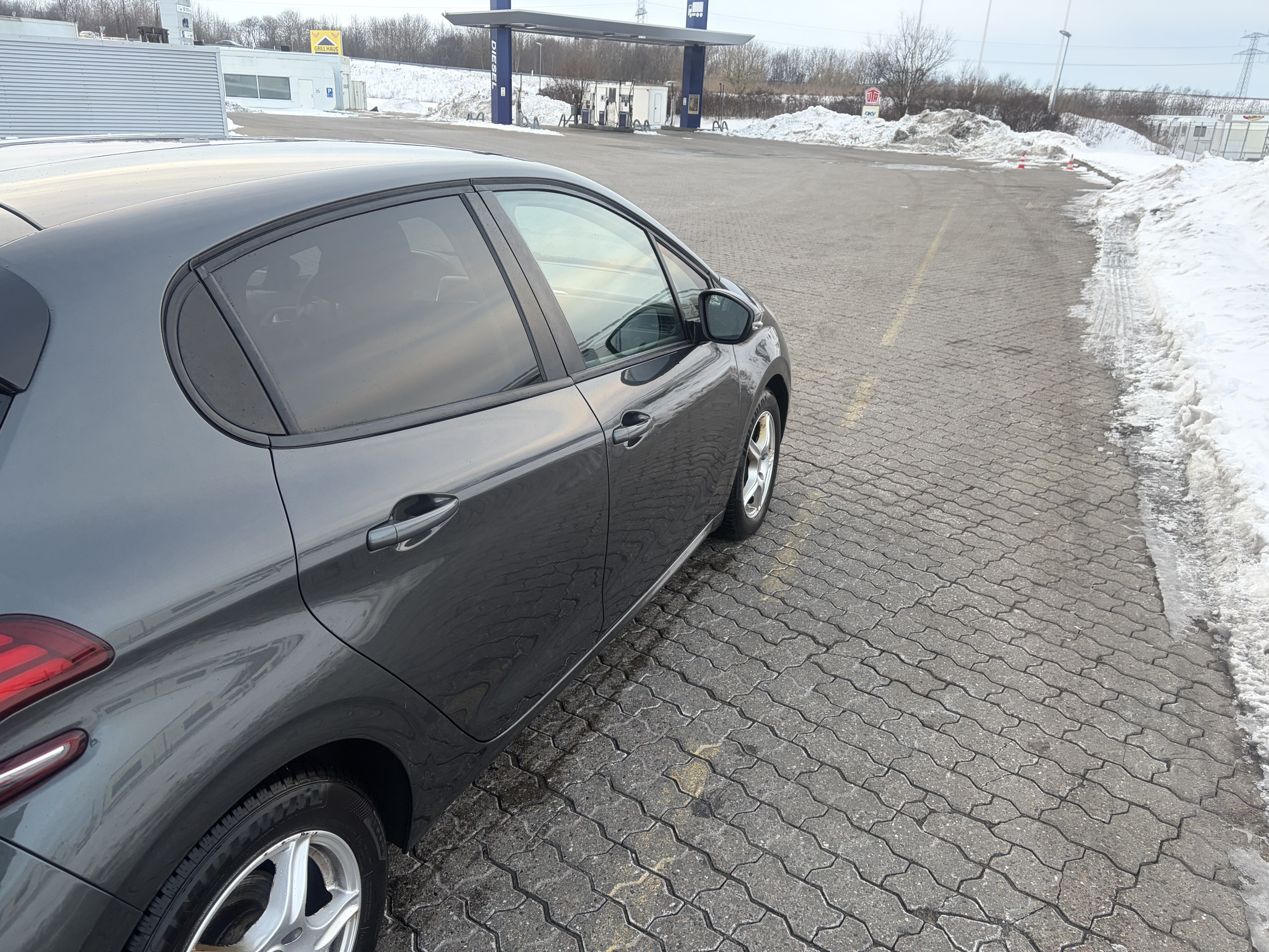 Grå Peugeot 208 fra 2017