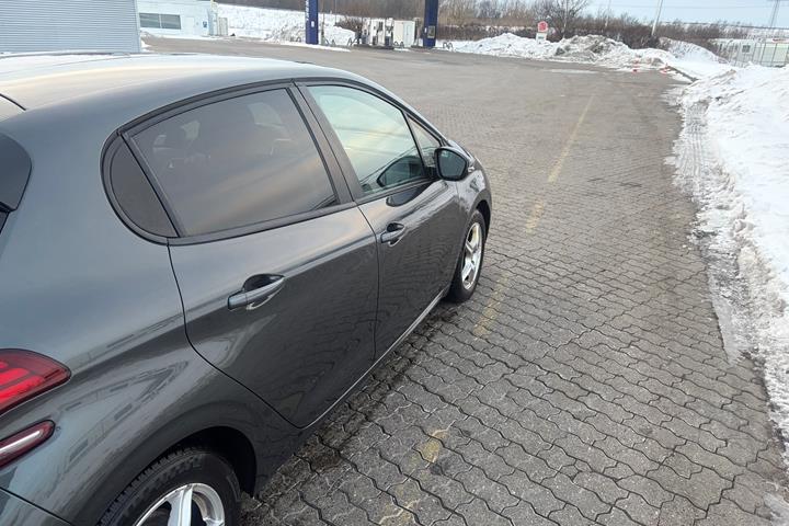 Grå Peugeot 208 fra 2017