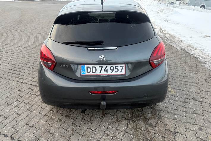 Grå Peugeot 208 fra 2017