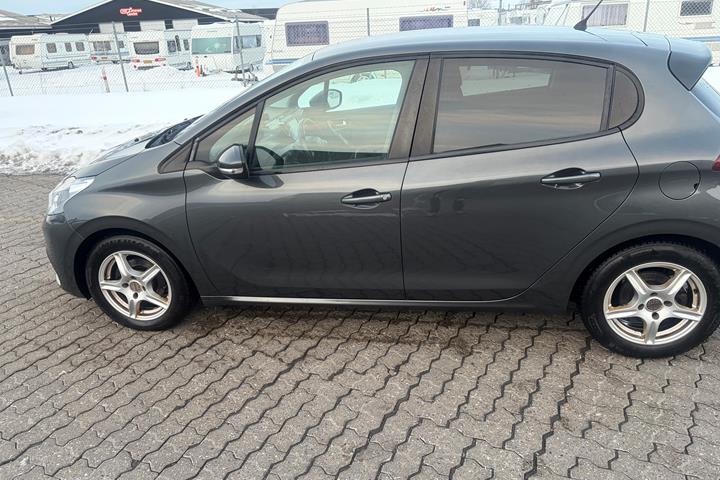 Grå Peugeot 208 fra 2017
