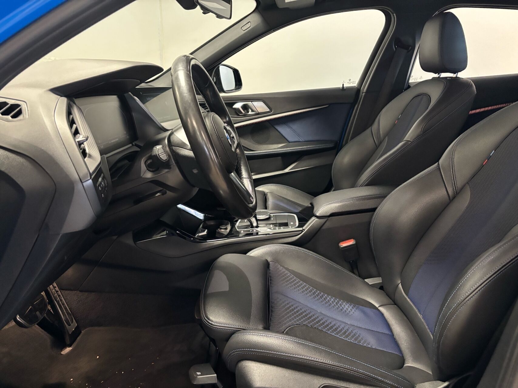 Blå BMW 118d fra 2020