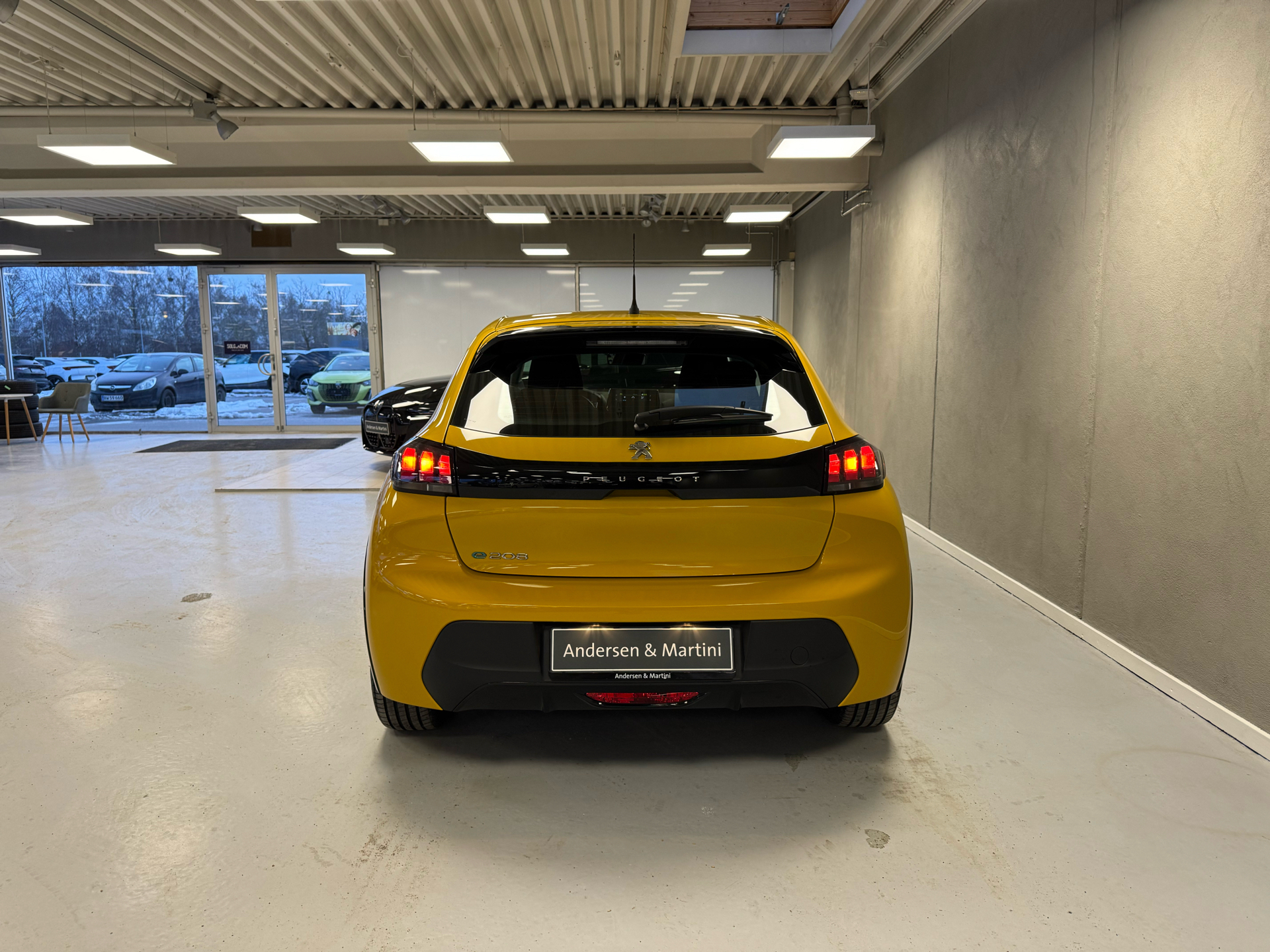 Gul Peugeot e-208 fra 2023