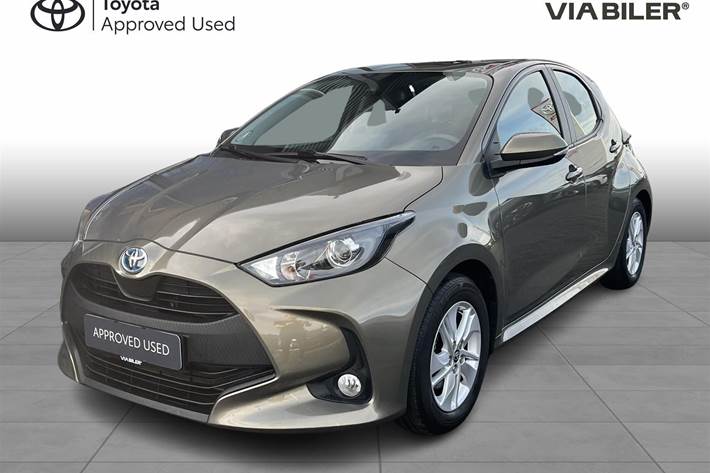 Bronze Toyota Yaris fra 2022 set udefra