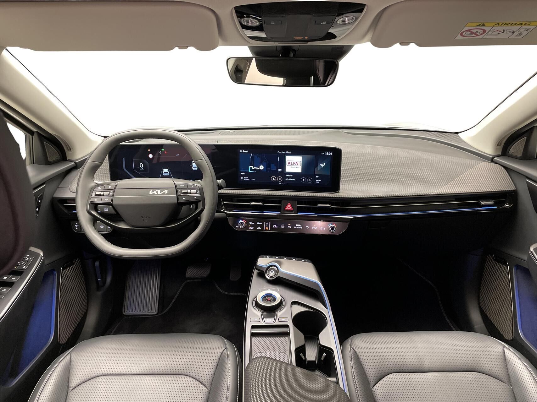Hvid Kia EV6 fra 2025 set indefra