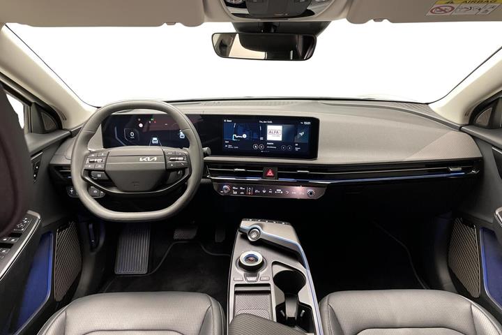 Hvid Kia EV6 fra 2025 set indefra