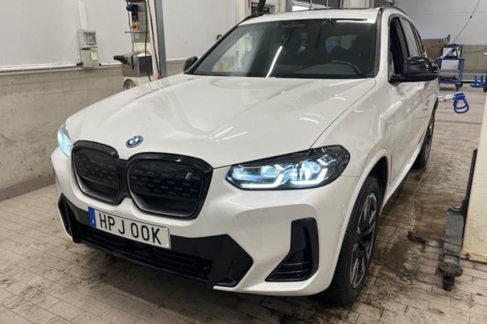 Hvid BMW iX3 fra 2023 set udefra