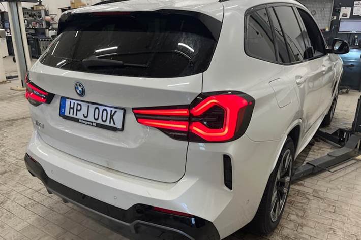 Hvid BMW iX3 fra 2023
