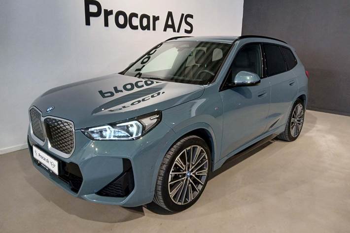 Sort BMW iX1 fra 2024 set udefra