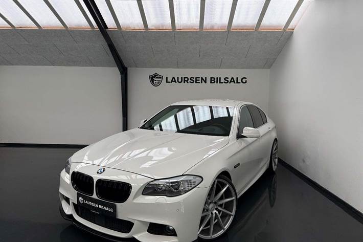 Hvid BMW 523i fra 2010 set udefra