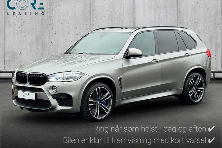 Sølv BMW X5 fra 2015 set udefra