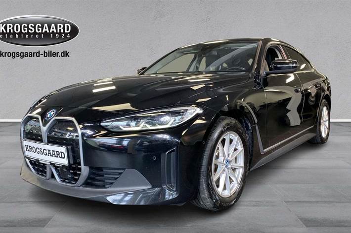 Sort BMW i4 fra 2022 set udefra