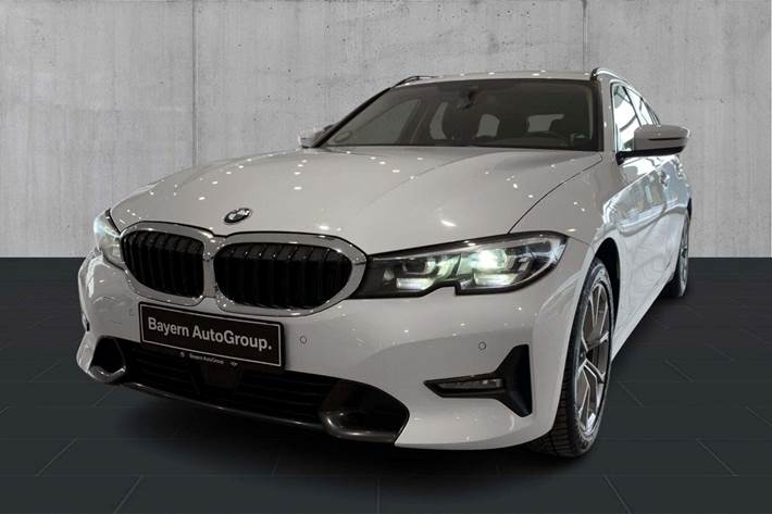 Hvid BMW 320d fra 2021 set udefra