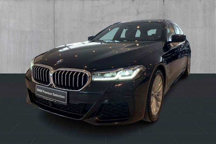 Sort BMW 530e fra 2021 set udefra
