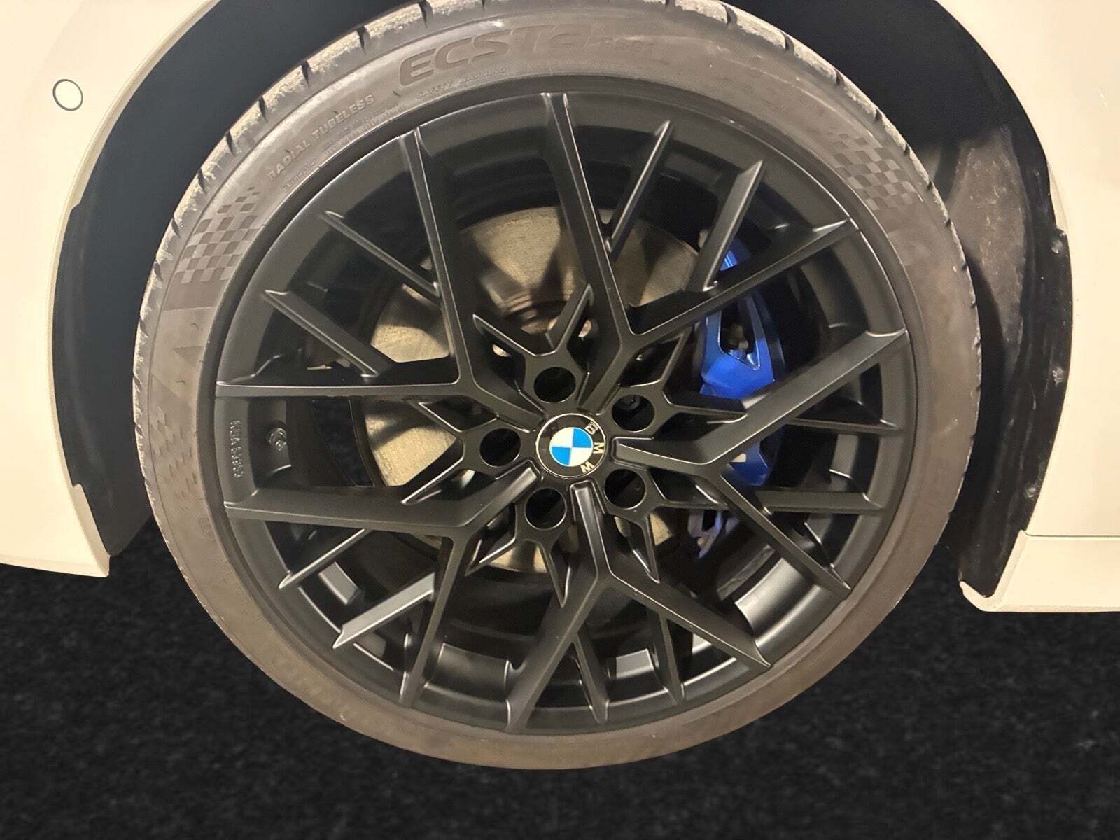 Hvid BMW M440i fra 2023