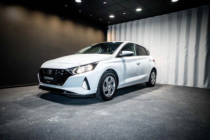Hvid Hyundai i20 fra 2023 set udefra