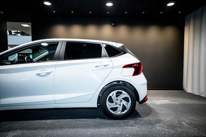 Hvid Hyundai i20 fra 2023