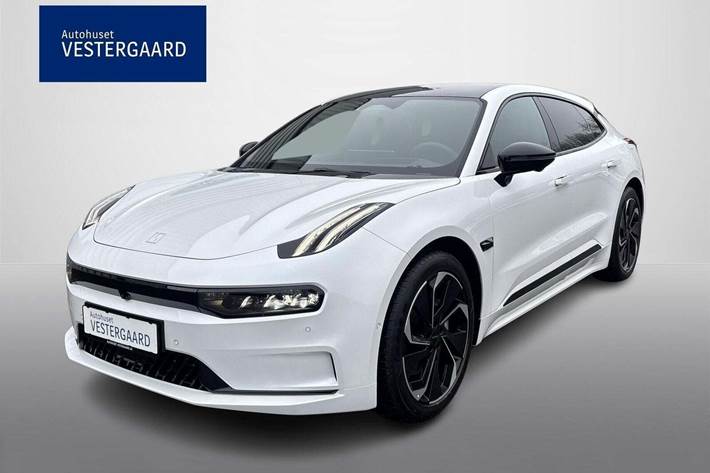 Hvid Zeekr 001 fra 2025 set udefra