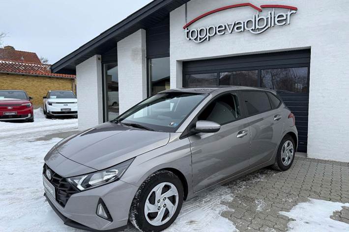 Grå Hyundai i20 fra 2023 set udefra