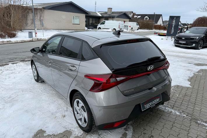 Grå Hyundai i20 fra 2023