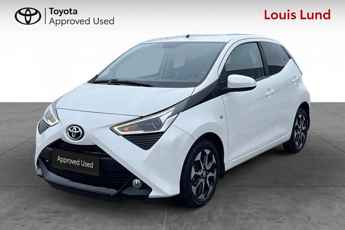 Hvid Toyota Aygo fra 2021 set udefra