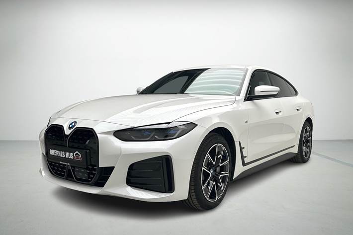 Hvid BMW i4 fra 2022 set udefra