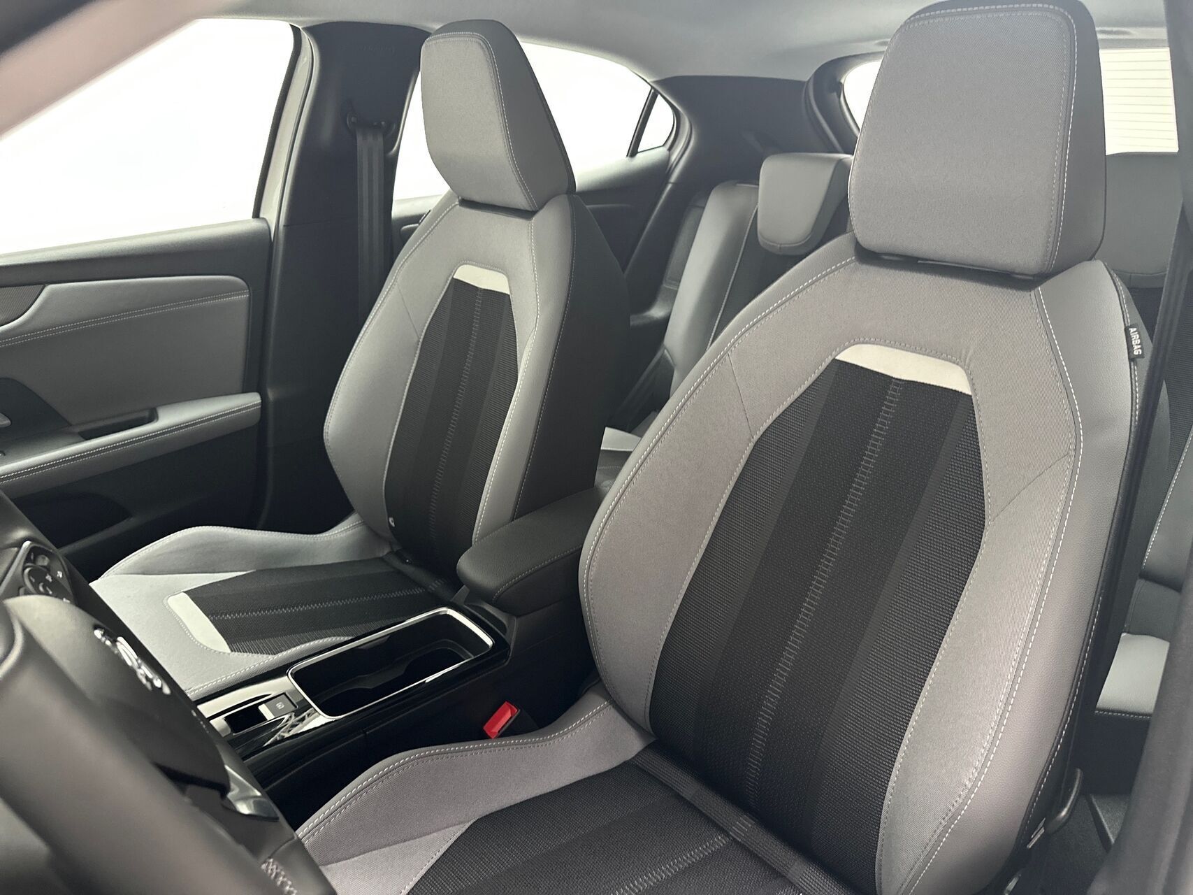 Hvid Opel Mokka-e fra 2023