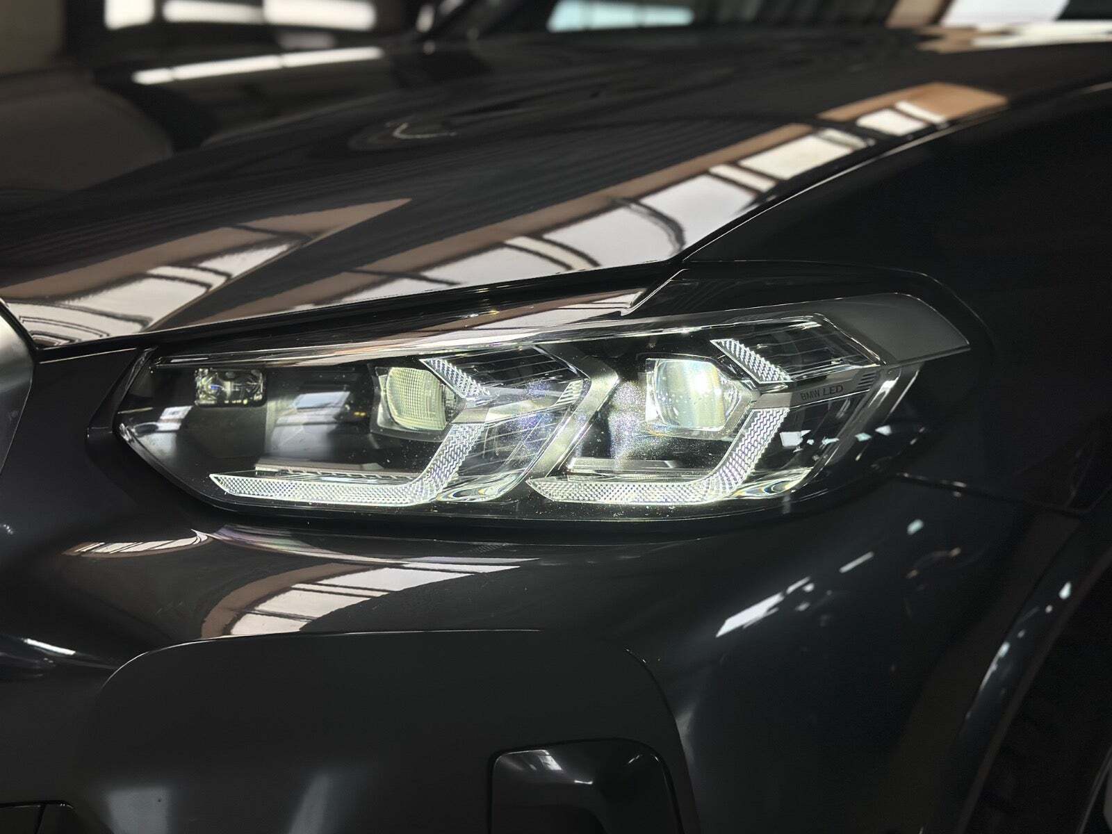 Grå BMW iX3 fra 2022