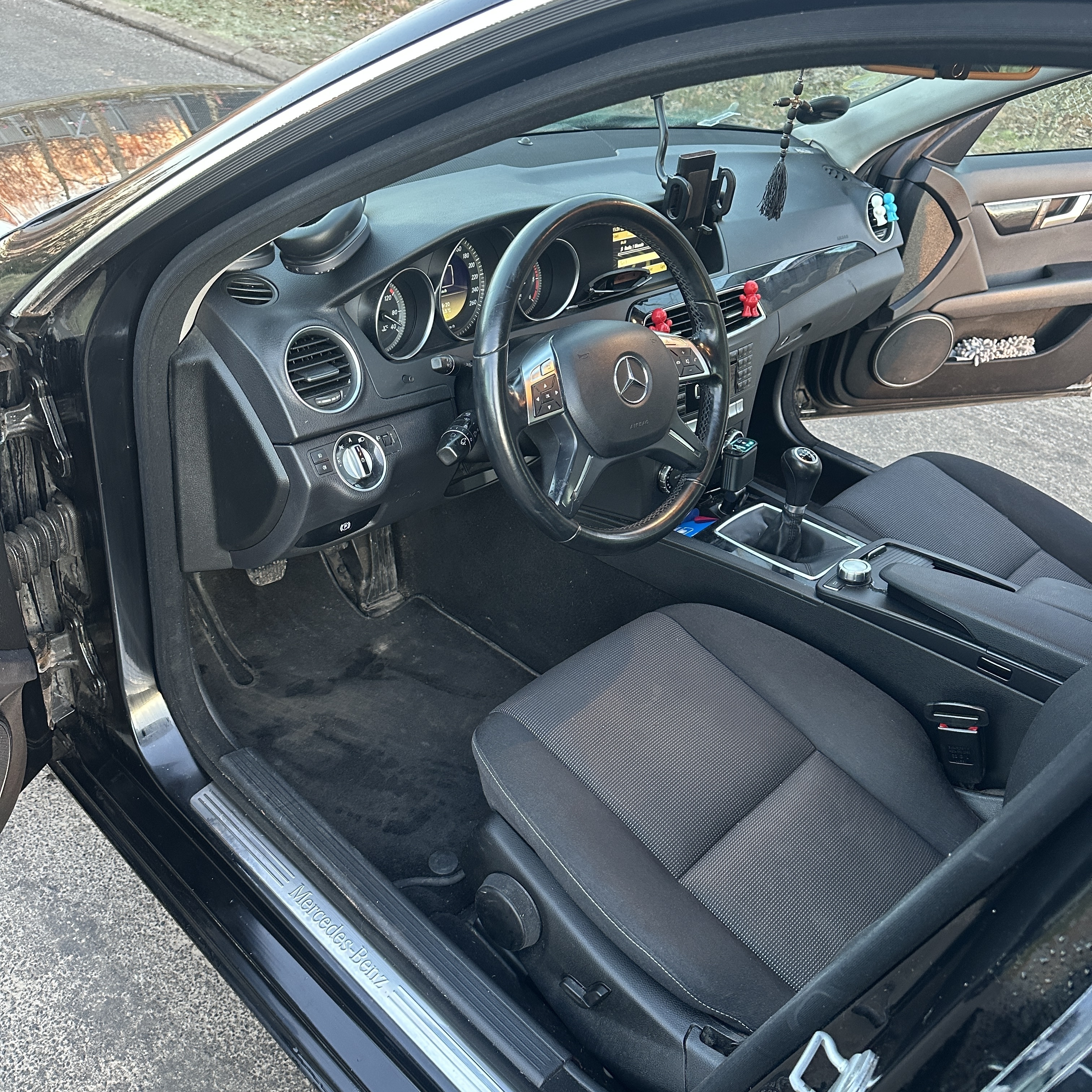 Sort Mercedes 220 fra 2011