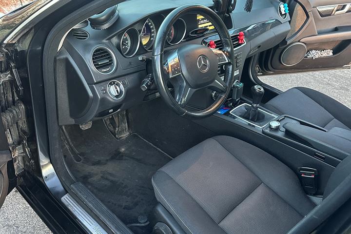 Sort Mercedes 220 fra 2011