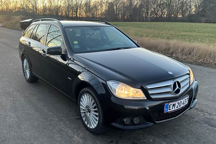 Sort Mercedes 220 fra 2011