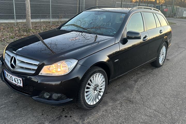 Sort Mercedes 220 fra 2011