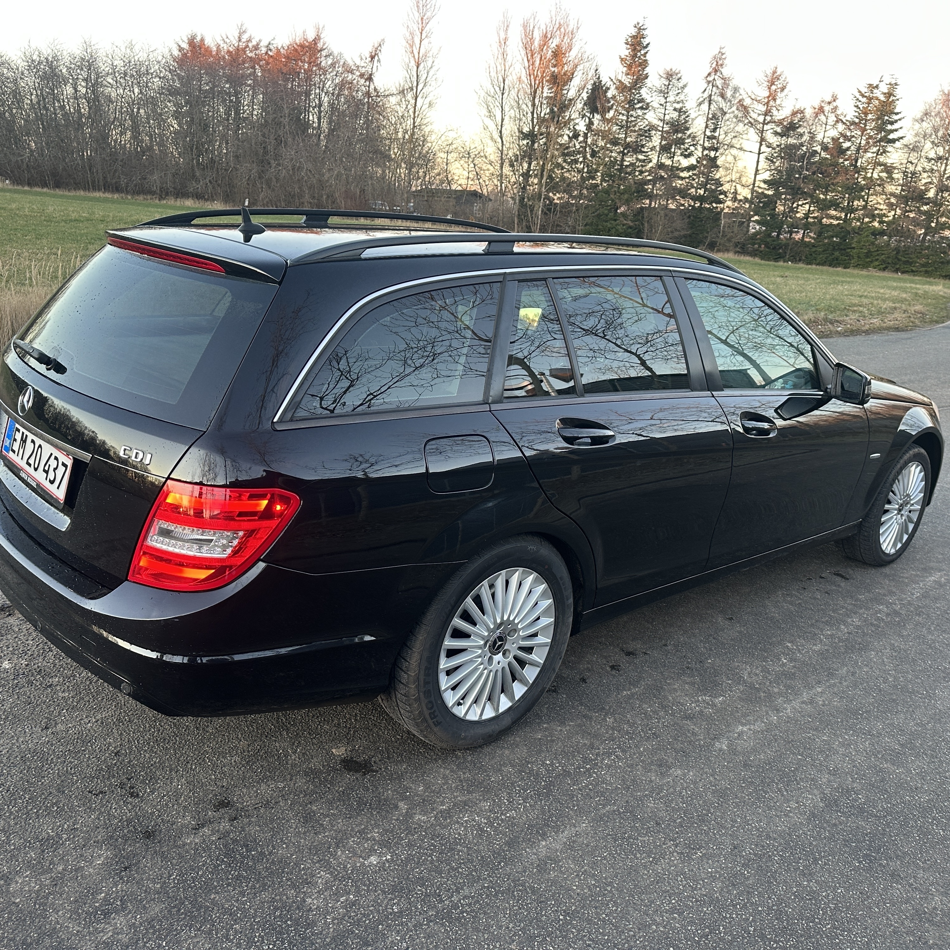 Sort Mercedes 220 fra 2011